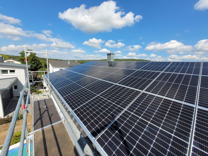 Aufdach-Photovoltaikanlage auf einem Schrägdach