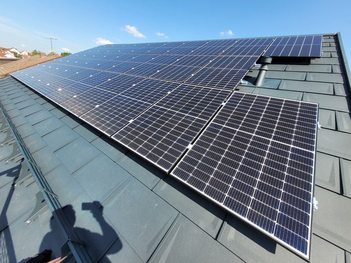 PV-Module auf anthrazitfarbenen Dachziegeln