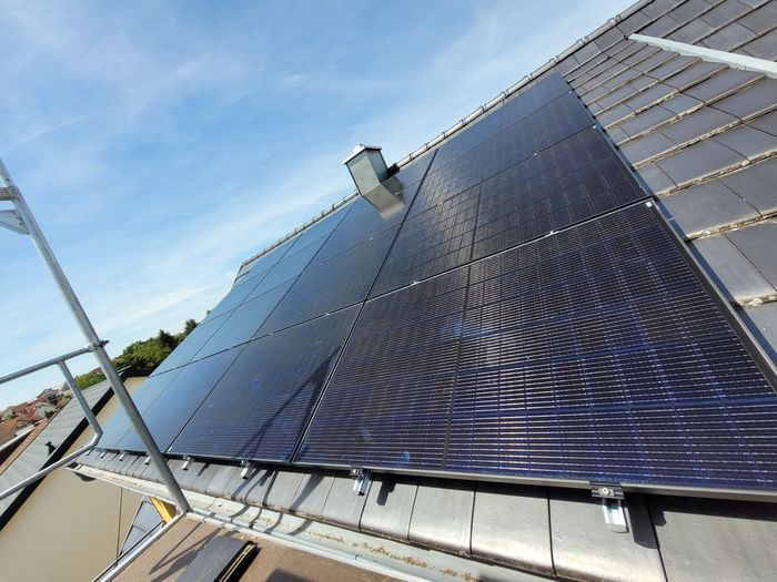 Vollbelegte Dachfläche mit schwarzen Solarmodulen