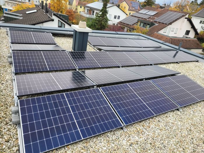 Aufgeständerte PV-Anlage auf einem Flachdach