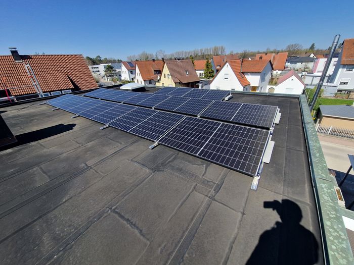 Reihenweise montierte Module auf einem Bitumen-Flachdach