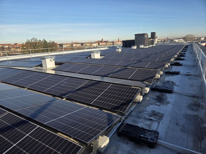 Große PV-Anlage auf einem Gewerbe-Flachdach